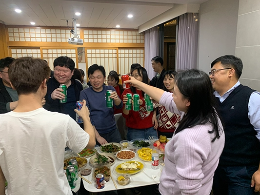 Fushiチームが団結力を高めて前進するために恵州で年末の海辺チームビルディングを開催